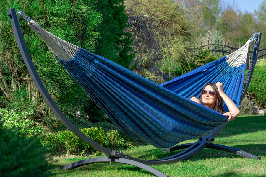 "Fijn in de tuin: Morena blauwe hangmat met metalen frame voor ontspannen momenten."