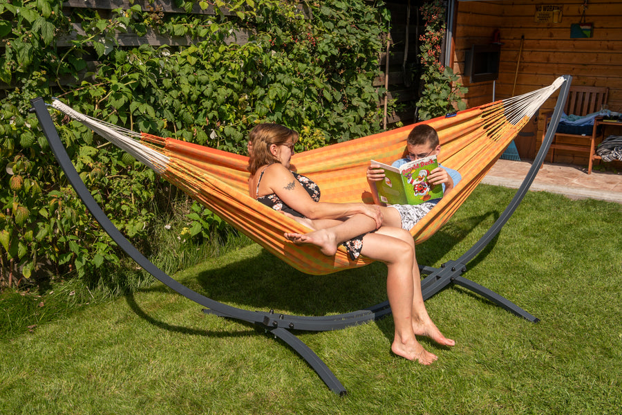 "Fijn in de tuin: Morena oranje hangmat met metalen frame voor ontspannen momenten." 