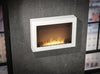 "Sfeerhaard bio-ethanol: Infire Murall 800 met wit frame en vlammen, prachtig op grijze wand."