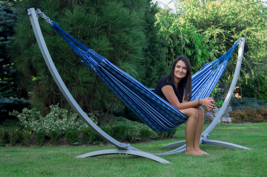 "Fijn in de tuin:  Pereira 320*140 blauwe hangmat met metalen frame voor ontspannen momenten."