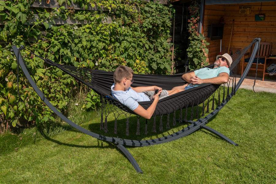 "Fijn in de tuin:franje zwarte hangmat met verzinkt metalen frame en standaard voor ontspannen momenten." 