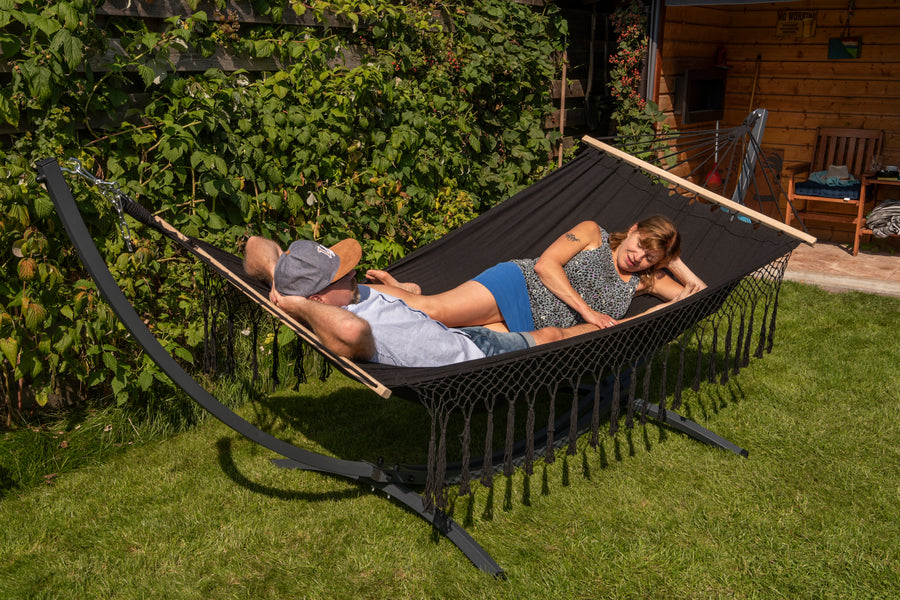 "Heerlijk in de tuin: 2-persoons zwarte hangmat met franje en spreidstok voor ultiem comfort."