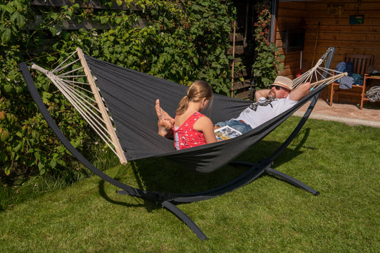 "Luxe 2-persoons hangmat in zwart met spreidstok voor optimaal comfort."