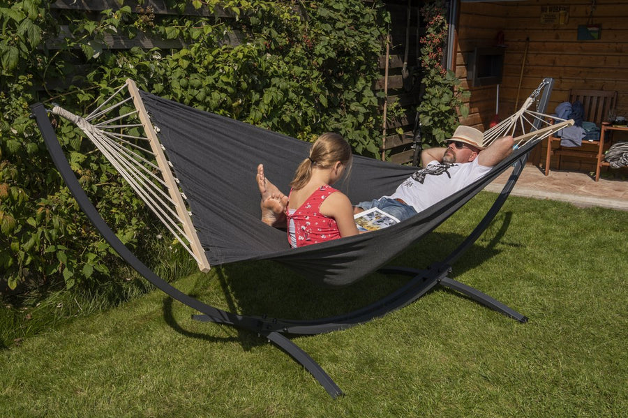 "Aluminium frame, zwarte hangmat met spreidstok voor ultiem tuinplezier."