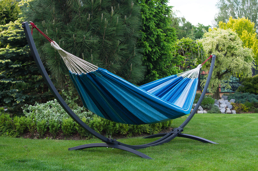 "Fijn in de tuin: Singa blauwe hangmat met verzinkt metalen frame en standaard voor ontspannen momenten." 