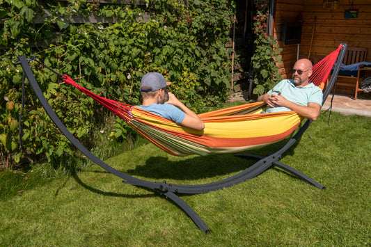 "Robuuste hangmat met verzinkt metalen frame en Singa oranje hangmat voor ultieme ontspanning." 