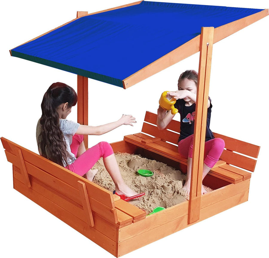 "Houten zandbak 140x140cm met banken, dekzeil en gronddoek, natuurlijk en kindvriendelijk, met spelend kind en opengeklapte banken."  
