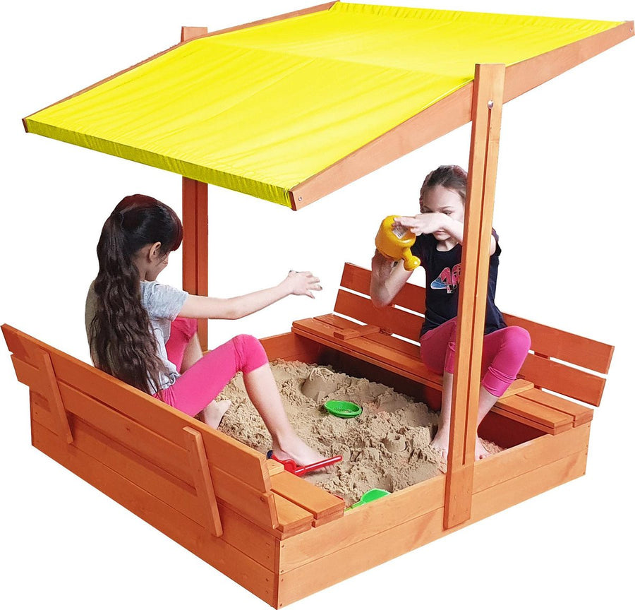 "Geïmpregneerde zandbak 120x120 met afsluitbaar geel dak, banken en dekzeil, speelplezier voor kinderen."