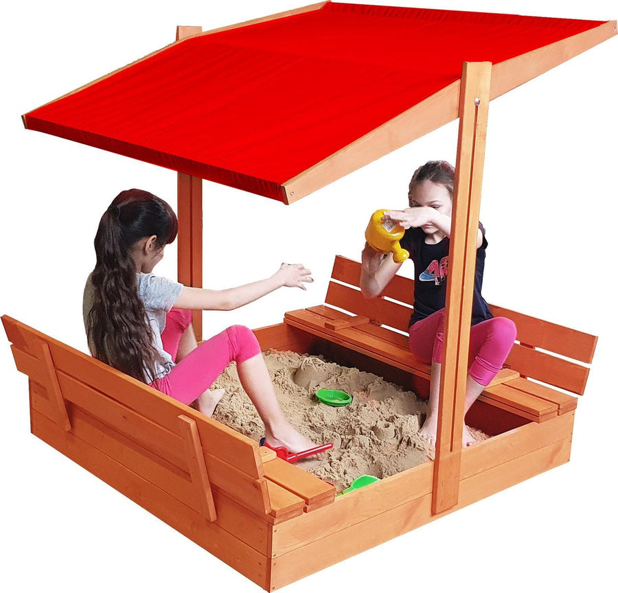 "Geïmpregneerde zandbak 120x120 met afsluitbaar rood dak, banken en dekzeil, speelplezier voor kinderen."