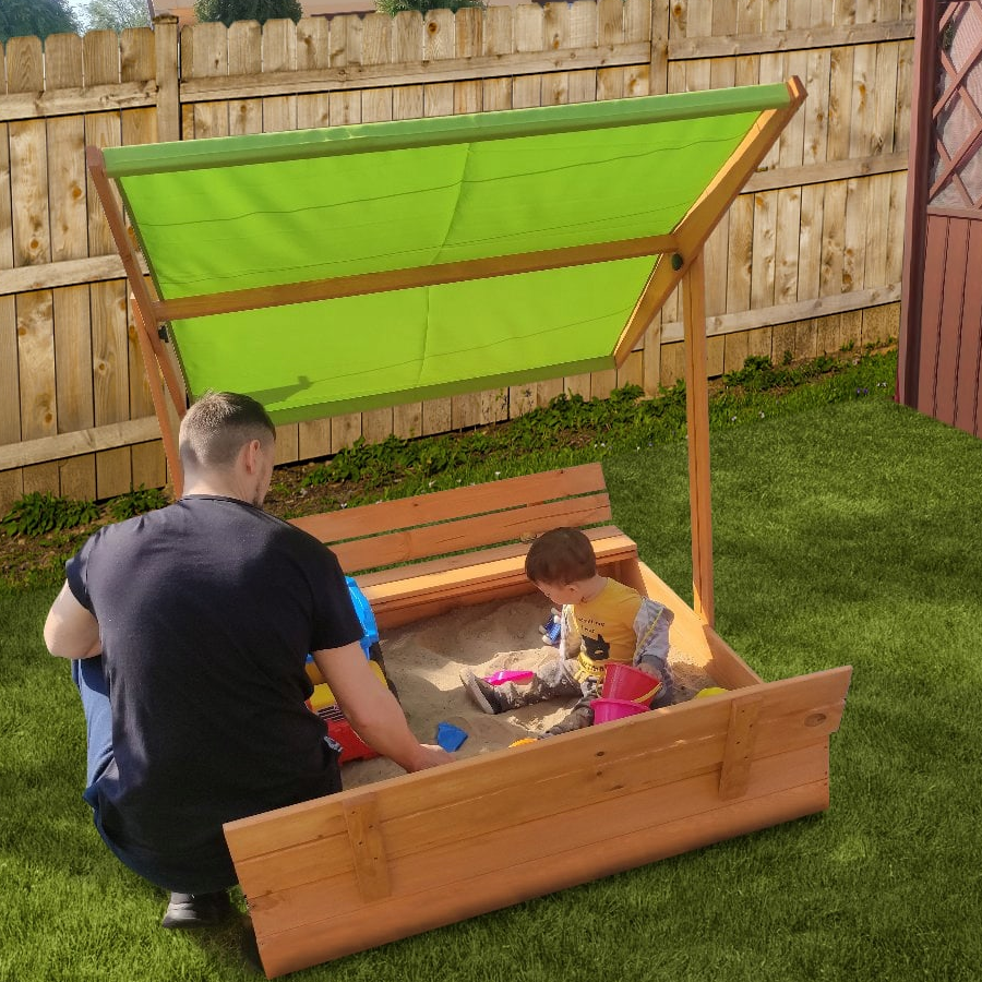 "Geïmpregneerde zandbak 140x140 met afsluitbaar groen dak, banken en dekzeil, speelplezier voor kinderen."