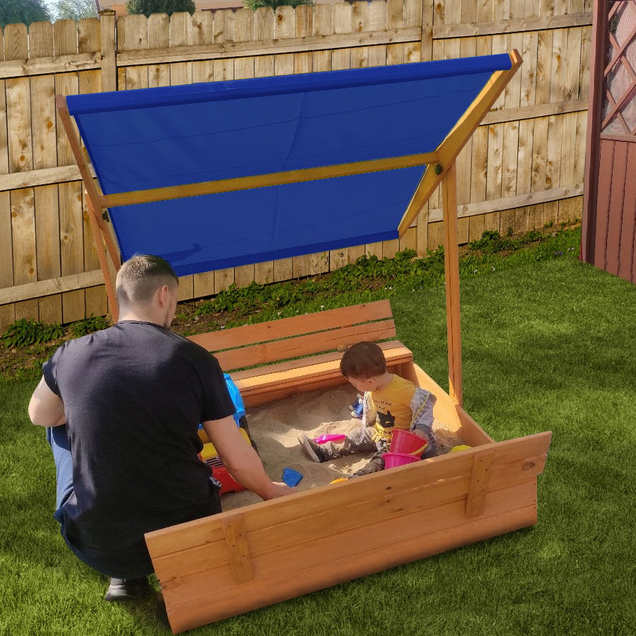"Geïmpregneerde zandbak 120x120 met afsluitbaar blauw dak, banken en dekzeil, speelplezier voor kinderen."