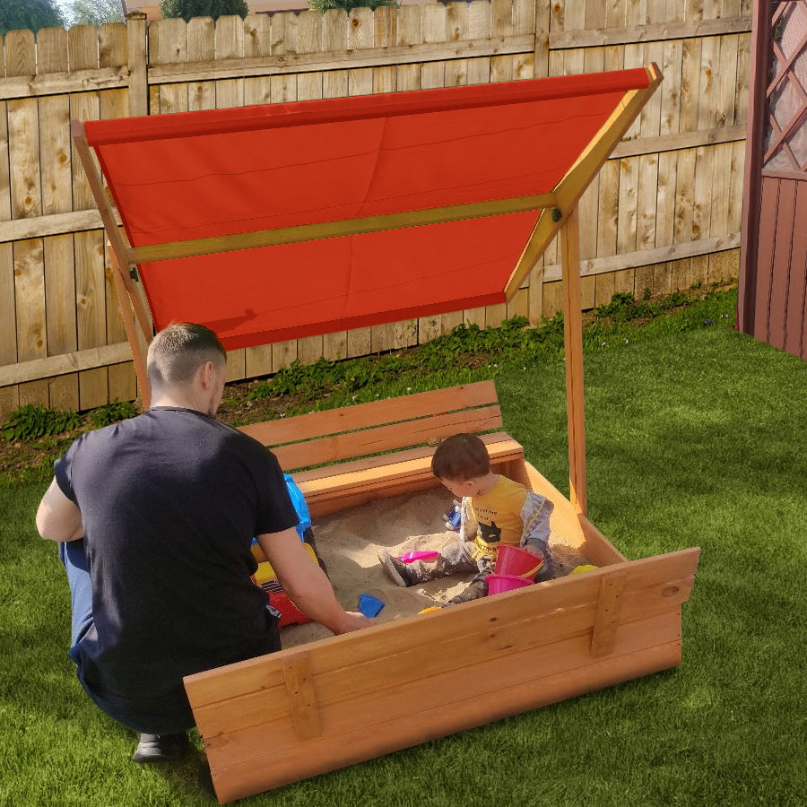 "Geïmpregneerde zandbak 120x120 met afsluitbaar rood dak, banken en dekzeil, speelplezier voor kinderen."  