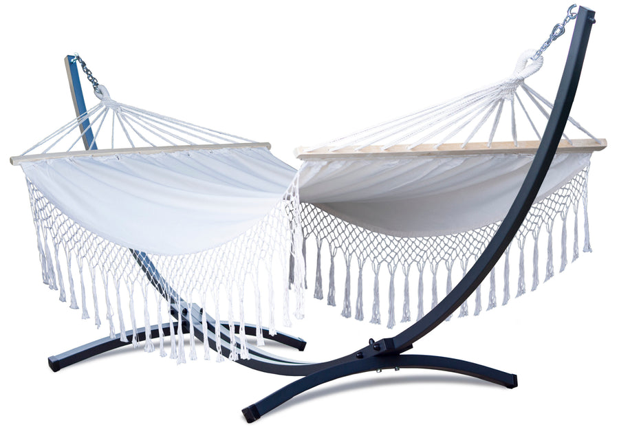 "Luxe 2-persoons hangmat in crème met franje, spreidstok en stevig verzinkt frame voor ultiem comfort."