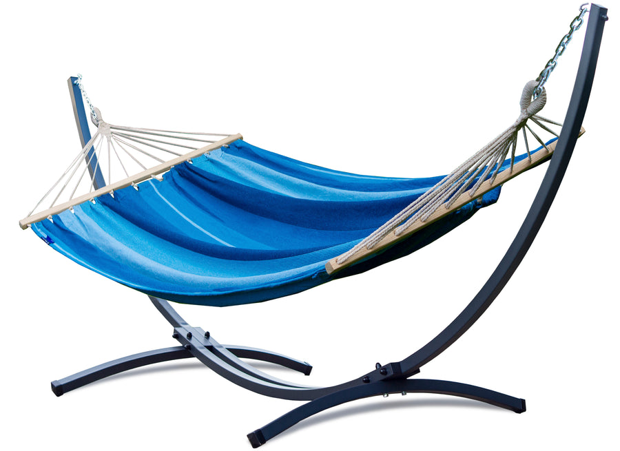 "Twee persoons hangmatset met verzinkt frame en blauwe spreidstok hangmat, duurzaam en comfortabel." 