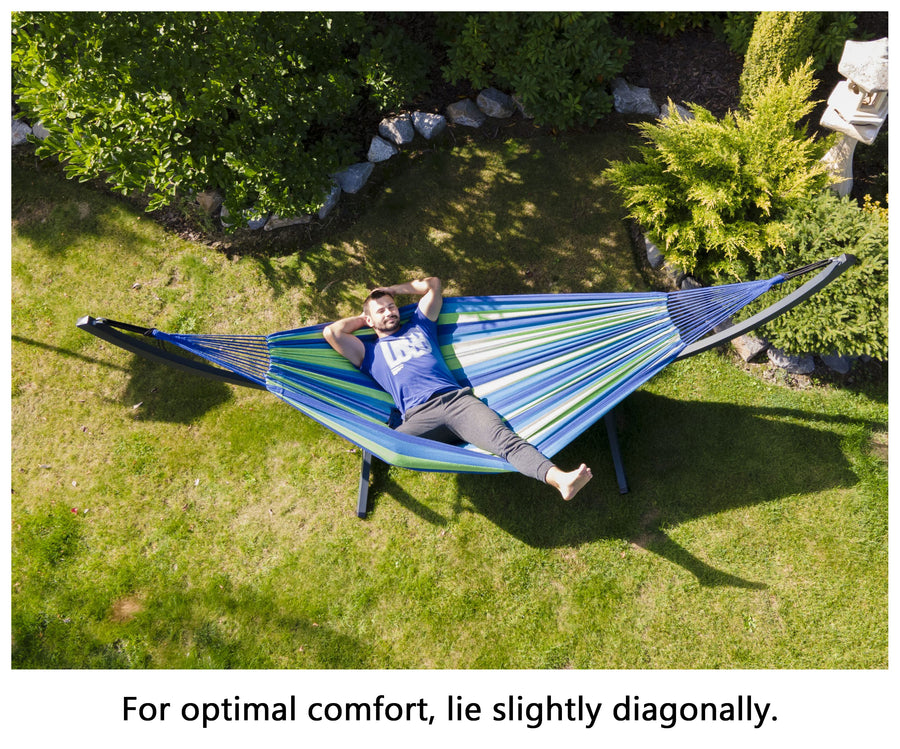 "Voor optimaal ligcomfort, diagonaal liggen op de Potenza hangmatset voor twee personen, grafiet frame en Singa blauwe/groene hangmat." 
