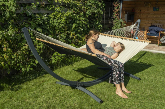 "Aluminium frame, creme hangmat met spreidstok voor ultiem tuinplezier."