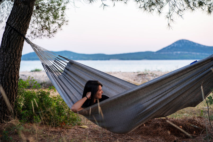 "Fijne aanwinst voor op vakantie: 2-persoons grijskleurige hangmat "