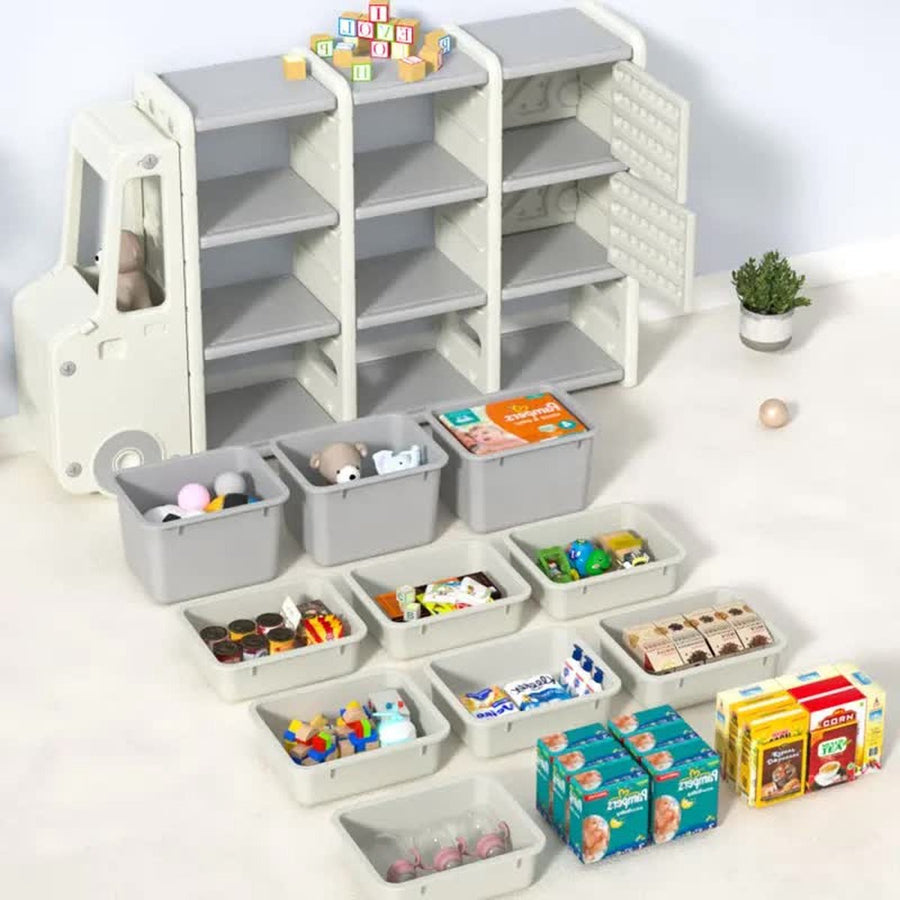 "Grijze-witte speelgoedopbergkast met vrachtwagenmotief, biedt veel opbergruimte."