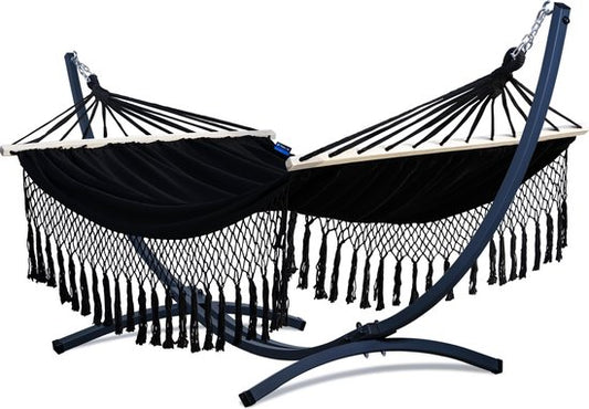 "Luxe 2-persoons hangmat in zwart met franje, spreidstok en stevig verzinkt frame voor ultiem comfort."